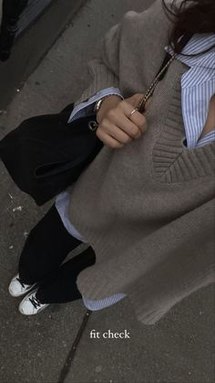 you can see an outfit picture. the girl is wearing white sneakers. black pants. a striped white button up and on top of that a brown pullover. she also has her black chancel purse with her. Winter Outfit Skirt, Sweatpants Aesthetic, Outfit Sweatpants, Outfit Ideas Street Style, Jean Outfit, Chique Outfit, Streetwear Outfit Ideas, Mode Zara, Aesthetic Streetwear