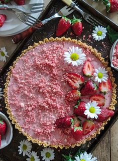 A lovely summer strawberry mousse tart with a strawberry shortcake crumble is sitting on a vintage baking sheet along with fresh strawberries and strewn with white daisies. Strawberry Shortcake Crumble, Herbalism Recipes, Shortcake Crumble, The Best Strawberry Shortcake, Strawberry Mousse Filling, Best Strawberry Shortcake, Food Truck Desserts, Pretty Baking, Berry Cake Recipe