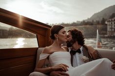 Bride and groom on a boat on Lake Como at sunset Aleena Leena, Lake Como Engagement, Wedding On A Boat, Sleek Low Bun, Pearl Wedding Earrings, Storytelling Photography, Lake Como Wedding, Modern Couple