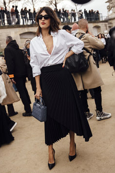 Discover the French wardrobe essentials every chic woman needs. Elevate your style with these must-have pieces for effortless chic. Photo: @launchmetrics Style Parisian Chic, Style Parisienne, Jeanne Damas, Outfit Chic, Paris Fashion Week Street Style, French Girls