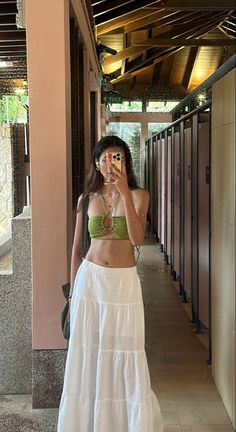 Classy Summer Vacation Outfits, San Juan Puerto Rico Outfits, Clothes For Beach, Euro Aesthetic, Beachy Fits, Beach Capsule, Goa Outfits, Long White Skirt