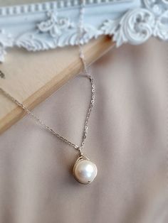 Minimal jewellery set with earrings and necklace ✨ This simple set is made with freshwater pearls and a choice of sterling silver, 14k gold filled or rose gold filled.• Pearl Size: Earrings 7 mm/ Necklace 9-10 mm• Earrings Drop Length: approx. 2 cm• 14K gold-filled & sterling silver wire is known for its lasting quality. The jewelry won’t tarnish or turn color. You can wear them every day!• Hypoallergenic. You won’t have to worry about allergies from metal such as nickel.✨ The earrings will be p Pearl Earrings And Necklace, Minimal Jewellery, Pearl Jewelry Set, White Pearl Earrings, Earrings And Necklace Set, White Pearl Earring, Pearl Jewelry Sets, Earrings And Necklace, Earring Cards