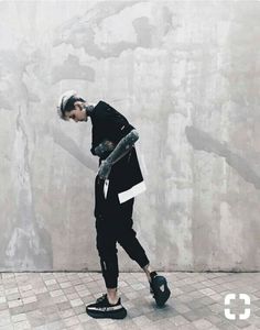 Xiu Akay, One Dapper Street, Best Streetwear Brands, Mens Crop Top, Streetwear Outfit Ideas, Hype Clothing, Living Art, Woman Style