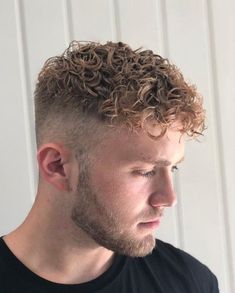 Cortes de cabelo masculino evoluíram de simples necessidades estéticas para expressões complexas de estilo pessoal. Esses cortes desempenham um papel vital na definição da identidade visual contemporânea. Ao mergulharmos no universo capilar masculino, é evidente que a busca por inovação e autenticidade molda constantemente as tendências nos últimos anos. Perm Hair Men, Perm Curls, Perm Hairstyles, Curly Perm, Short Permed Hair, Beyonce Hair