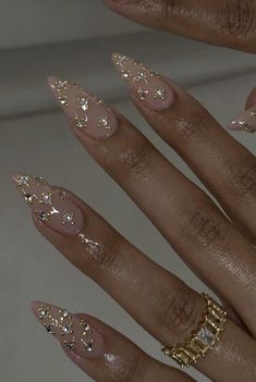 White And Gold Almond Nails, Nail Inspo Rhinestones, Gold Detail Nails, Bejeweled Nails, Gold Stiletto Nails, Paznokcie Hello Kitty, Kutek Disney, Amazing Nails, Nagel Tips