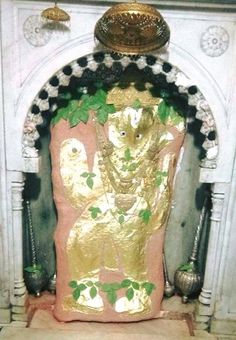 the statue is decorated with gold and green leaves