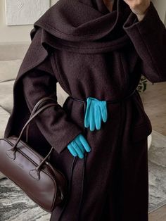 Glove Outfits, Colorful Gloves, Outfits With Gloves, Minimalistic Outfits, Blue Gloves, Fashion Influencer, Blue And Brown, Casual Chic Outfit