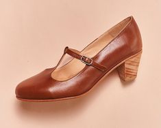 Medium heel Mary Janes shoes in tan leather. Handmade in Argentina. DETAILS ✭ Leather upper ✭ Leather insole ✭ Leather sole ✭ Almost 2 inch heel - 4,5 cm ✭ Super comfy 📦 FREE SHIPPING TO Usa & Australia 🛫 🙌🏻 HANDMADE IN ARGENTINA Want be exclusive? Yes, sign me up now! 👉🏻 https://bit.ly/New_QuieroJune ---------- If you are unsure of your size, please, feel free to send your foot measurements to ensure perfect fit. 🙋🏻 If you can not find its size, we can tailor it (US 4-12, EUR 34-42). Ta Brown Closed Toe Court Shoes With Heel Strap, Leather Sole Heels For Galas, Brown Leather Shoes With Sculpted Low Heel, Brown Almond Toe Court Shoes With Deep Heel Cup, Brown Low Heel Court Shoes With Heel Strap, Brown High Heel Leather Shoes With Heel Strap, Brown Court Shoes With Block Heel And Leather Sole, Elegant Brown Leather Shoes With Heel Strap, Brown Heels For Galas