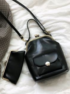 ❤Classic shoulder bag with pouch❤ Briefcase Women, Fashion Aesthetics, Round Bag, Leather Bags Handmade, Shoulder Messenger Bag, Coach Dinky Crossbody, Bag Straps, Evening Bags, Fashion Bags