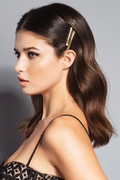 These sleek, curved gold bobby pins offer a chic twist on the classic bobby pin look. Wear solo or all at once to create your own personal style. Wide curved pins hug your scalp Soft gold metal finish Comes in a pack of 4 metal bobby pins Works for all hair types Straight Hair Pinned Behind Ears, Hair Styles Bobby Pins, Front Hair Pinned Back, Bobby Pin Half Up Half Down, Bobby Pin Short Hair, Hair Brooch Hairstyle, Gold Bobby Pins Hairstyles, Pearl Clips In Hair, Hair Pinned Back On Both Sides