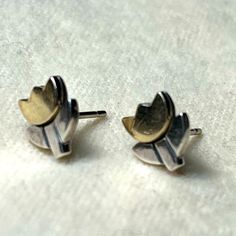 Sweet And Simple Tulip Flower Stud Earrings In Great Condition. Flower Petals Are 14 Karat Gold; Remainder Is Sterling Silver. James Avery Jewelry, Ceramic Earrings, Ceramic Earring, Tulip Flower, Flower Stud Earrings, James Avery, Flower Stud, Tulips Flowers, Flower Earrings Studs