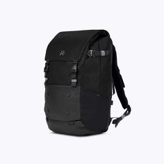 Travelers Backpack, Travel Backpack Essentials, Shell Backpack, Packing Wardrobe, Smart Packing, Travel Sneakers, Alternative Living, Wardrobe Systems, Backpack Essentials