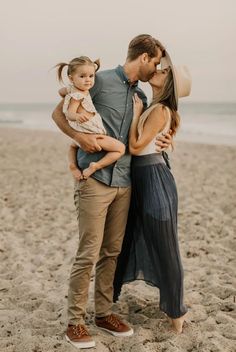 Beach Family Photoshoot Outfits, Family Beach Pictures Outfits, Beach Family Photoshoot, Beach Photoshoot Family, Beach Picture Outfits, Beach Photography Family, Summer Moments