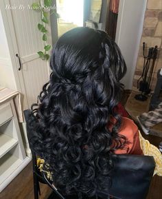 Hair Down Hairstyles For Quince, Half Up And Half Down Quince Hairstyles, Dama Hair Styles For Quince, Curled Quinceanera Hair, Dark Prom Hairstyles, Half Up Half Down 15 Hairstyles, Prom Hairstyles With Curls, Quinceanera Hairstyles Braids, Qencenera Hairstyles