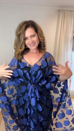 Shawl Dress Outfit, How To Wear A Shawl With A Dress, Shawl Over Dress, Outfit Tricks, Irene Butsch, Clothing Fancy, Photography Hairstyles, Fashion Tricks, Diy Fashion Scarf