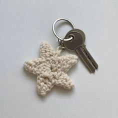 Small Crochet Things To Make, Air Tag Crochet, Key Chains Ideas Handmade, Key Chains Handmade, Crochet Accessories Aesthetic, Cute Crochet Charms, Handmade Keychain Ideas, Key Chains Diy Handmade, Crochet Star Keychain