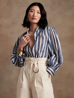 Vertical Stripes Outfit, Striped Shirt Women, Cool Winter, Stripe Outfits, Popover Shirt, Shell Buttons, Tshirt Outfits, Look Here, White Pants