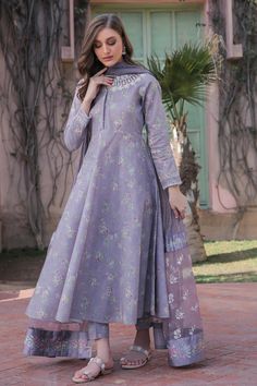 Buy Women's Lavender Floral Print Suit Set at PinkPhulkari California Kameez Designs, Gaun Fashion, Pakistani Fancy Dresses, Pakistani Dresses Casual, Salwar Kamiz, Beautiful Pakistani Dresses, Dress Design Patterns, Lavender Floral, Simple Pakistani Dresses