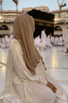 #hijabfashion #hijabstyle #hijab #muslim #hijabi #hijabinstan #hijaboutfit #hijaberscommunity #islamic #hijabersindonesia #islam #islamicreminder #muslims #hijabinstant Girls Abaya Dp, Namaz Photography, Namaz Aesthetic, Namaz Pic, Muslim Photos, Hijab Dp, Muslimah Photography, Stile Hijab, Hijab Look