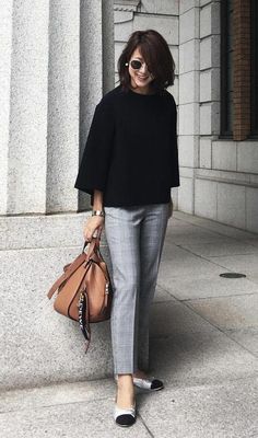 Fall Business Attire, Mode Monochrome, Business Professional Outfits, Business Attire Women, Winter Inspiration, Effortless Outfit, Style Hijab, Fashion Guide, Closet Essentials