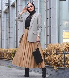 Winter outfits for girls Cool Necklace, Hijabista Fashion, Persian Fashion, Outfits For Girls, Winter Outfits For Girls, Muslim Outfits Casual, The Bangles, Style Hijab, Muslim Fashion Hijab