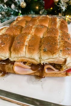 Easy Leftover Thanksgiving Turkey Sliders - Lynn Mumbing Mejia Thanksgiving Turkey Sliders, Leftover Turkey Sliders, Thanksgiving Leftovers Recipes, Rolls Thanksgiving, Sliders Recipes Turkey, Hawaiian Bread Rolls, Best Turkey Recipe, Hawaiian Bread, Hawaiian Roll Sliders