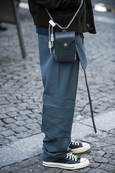 Paris Fashion Week Fall/Winter 2018 street style men's off-white goretex Men With Bags Fashion, Men’s Bags, 2018 Street Style, Men Bag, Stylish Mens Fashion, Mens Fashion Urban, Mens Fashion Fall, Mens Winter Fashion, Fashion Week Street Style