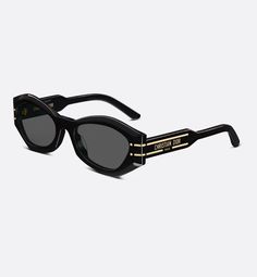 The House's iconic DiorSignature B1U sunglasses are a modern and bold butterfly-shaped design. The black acetate frame is distinguished by a play on curves and volumes for a graphic touch, while the temples reveal the Christian Dior Paris signature embellished with gold-finish metal lines that extend onto the front. Completed by gray lenses, the new essential style will lend a decisively Dior touch to any look.. Christian Dior Paris, Mens Bags Fashion, Dior Paris, Gray Lenses, Christian Dior Couture, Dior Sunglasses, Butterfly Sunglasses, Dior Couture, Black Butterfly