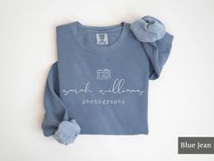 Looking for a photographer gift or shirts to show off your photography business? You've come to the right place! These personalized photographer sweatshirts are a great choice if you're out taking photos or curling up to do some editing. THE FIT  Our unisex sweatshirts are very cute and comfy! You can pair them with your favourite leggings, style them with your jeans, or add them as a layer for some extra warmth. Our sweatshirts are super cosy and perfect for the cooler months. MATERIALS AND SIZ Photography Names, Leggings Style, Photographer Gifts, Sweater Fits, Sweat Shirts, Sweatshirt Designs, Photography Business, Comfort Colors, Unisex Sweatshirt