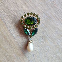 DAG Green Flower Brooch David GRAU - Porte Chance Flower leaves Crystals 3 different bright greens and pearl - Signed jewelry Pure vintage retro chic Style 1940s - 1950s - 1960s Magnificent brooch with very very very shiny reflections which reflects the light Very beautiful jewel stamped on the back "dag" for David GRAU For my part, I find it really original and very beautiful! This brooch will be perfect for a gift whatever the occasion and for any age! She is composed : - Lucky flower 6.2 cm x Vintage Green Brooch Jewelry, Vintage Green Brooch For Party, Retro Green Brooch Jewelry, Retro Green Jewelry For Vintage Events, Antique Green Brooches For Wedding, Vintage Green Flower Brooches, Green Flower-shaped Brooch Pins, Green Flower Brooch Pins, Green Flower Shaped Brooch Pins