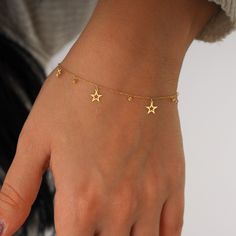 Chain Bracelet With Charms, Gold Aesthetic Bracelet, Gold Bracelet With Charms, Minimalist Bracelet Gold, Hand Bracelet Gold For Women, Stars Bracelet, Gold Star Accessories, Elegant Charm Bracelet, Minimal Gold Bracelet