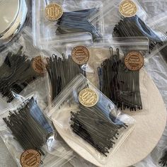 describe:Easy to use, lightweight, comfortable to wear on the go, and durable.Smooth surface, won't damage hair, easy to wearSpecification:Material: steel wireSize: about 5cm longShape: one-lineColor: Gold, Black, Coffee, SilverQuantity: 50/60 per packPackage contains: 1 pack*side bangs hairpin Black Hair Clips, Damage Hair, Bobby Pin Hairstyles, Hair Accessories Clips, Hair Easy, Side Bangs, Hair Pin, Korean Hairstyle, Black Coffee