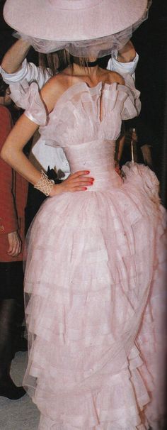 Pink Chanel Runway, Vintage Runway Dresses, Bridgerton Hair, Room Decor Winter, Pink Runway, University Outfits, Shalom Harlow, Interior Design Student, 90s Runway Fashion