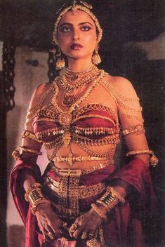 Rekha Actress, Bollywood Retro, Retro Bollywood, Vintage India, Indian Woman, Indian Bollywood, Indian Movies