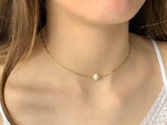 Dainty Choker gold, Onyx Necklace, Single Bead Necklace, Layering Necklace, everday , girlfriend gifts, gift for mom, gift for sister, gifts for daughters . . . . . . . . . . . . . . . . . . . . . . . . . . . . . . . . Nice floating one pearlnecklace, which is pure and simple for special occasions or for everyday. The stunning fresh water pearl is hung on cool slightly bigger chained gold filled necklace. For extra comfort this necklace has a 4 cm (1,5 inch).  Also perfect for wearing for your wedding or a special dress.  . . . . . . . . . . . . . . . . . . . . . . . . . . . . . . . . . . . . M A T E R I A L / D E T A I L S - size is a 13,7 inch (model is 5.4 height, S-M) - chain is 2,1 mm, goldfilled - pearl is 8 mm - extender: 4 cm               𝒲ℯ𝒶𝓇  𝓌𝒾𝓉𝒽   𝒾𝓃𝓉ℯ𝓃𝓉𝒾ℴ𝓃 - My Gold Simple Necklace, Pearl Necklace Layering, Single Pearl Necklace, Bride Necklace, Choker Gold, Single Pearl, Dainty Choker, Single Bead, Necklace Layering