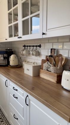 the kitchen counter is clean and ready for us to use