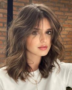 Long Bobs, Film Netflix, Shoulder Length Hair Cuts, Round Face Haircuts, Mid Length Hair, Long Wavy Hair, Long Bob