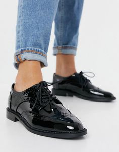 Shoes by ASOS DESIGN The flats your feet deserve Classic brogue design Lace-up fastening Round toe Slim sole Textured tread Lace Up Shoes Outfit, Smart Casual Women Summer, Flat Lace Up Shoes, Black Lace Up Shoes, Smart Casual Women, Office Casual Outfit, Womens Summer Shoes, Heeled Loafers, Up Shoes