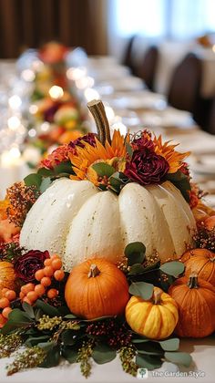 Keep it easy yet beautiful with these simple Thanksgiving table settings! Discover creative and affordable ideas to make your holiday table truly special. Click now for decorating tips and inspiration! Simple Thanksgiving Table Settings, Cheap Thanksgiving Decorations, Simple Table Centerpieces, Easy Thanksgiving Decorations, Thanksgiving Decorations Diy Table, Thanksgiving Table Settings Simple, Simple Thanksgiving Table, Simple Thanksgiving, Rustic Napkins