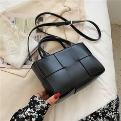 Brand Name: Vinco ClarosShape: SatchelsHandbags Type: Shoulder BagsTypes of bags: Shoulder HandbagsOrigin: CN(Origin)Main Material: PUClosure Type: zipperHardness: SOFTStyle: FashionModel Number: 2021 fashion weave handbagLining Material: PolyesterOccasion: VersatileGender: WOMENPattern Type: KnittingNumber of Handles/Straps: TwoInterior: Interior Zipper PocketItem Type: Handbagscolor: white black green yellow blue Branded Tote Bags, Green Tote, Womens Designer Handbags, Handbags Casual, Woven Tote Bag, Cute Tote Bags, Crossbody Bag Women, Designer Crossbody Bags, Designer Handbag