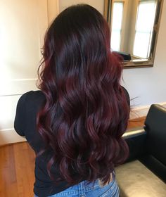 Pelo Color Vino, Shades Of Burgundy Hair, Wine Hair, Red Hair Inspo, Fall Hairstyles, Hair Color Burgundy, Dark Red Hair, Shades Of Burgundy, Burgundy Hair