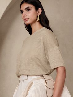 Fern Linen-Blend Short-Sleeve Sweater | Banana Republic Womens Linen Clothes, White Denim Outfit, Parisian Look, Parisian Chic Style, Parisian Women, Denim Inspiration, Linen Sweater, Chambray Top, Short Sleeve Sweater