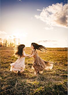 Young Sibling Photography, Sibling Photography Poses, Sibling Photo Shoots, Daughter Photo Ideas, Mommy Daughter Photos, Toddler Pictures, Sibling Pictures, Sisters Photoshoot Poses