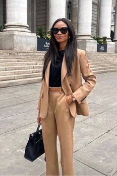 23 Chic Fall Work Outfits & Business Casual Outfits for Autumn Camel Blazer Outfits Women Office Wear, Camel Suit Women, Fall Office Outfits, Oversized Black Sweater, Yellow Mini Skirt, Dress Code Casual, Casual Work Dresses