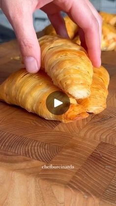 14K views · 58K reactions | 🍥MİDYE BÖREK🍥
🍥🍥🍥🍥🍥🍥🍥🍥🍥🍥🍥

Malzemeler;
🍥800 gr baklavalık yufka(1 paketi 2 turda kullanacaksın mesela benim pakette 50 tane vardı 25+25 ayrı ayrı kullandım sizlere zorluk olmasın diye yufkamı 3 harfli marketlerin birisinden aldım)
🍥150 g eritilmiş tereyağ 🍥
🍥100 ml sıvı yağ(10 yemek kaşığı)

İçi için;
🍥2 kalıp süzme peynir
🍥4 yemek kaşığı süt 
🍥100 g kaşar peynir
🍥Maydanoz(İnce ince doğra,diğer malzemeleri bir araya getirip ez hepsini karıştır)

Hazırlanışı;
İlk yufkayı yağladıktan sonra sar kenara al(Yağı bol bol ekleme çok eklersen şekil vermesi zor olur)tekrar yufkanı ser yağla ve ilk sardığın yufkanı en başa alıp tekrar sar,yufkanın yarısı bitene kadar aynı işlemi uygula,son olarak benim gibi 2 cm kalınlığında kes hamuru(12 tane çıkacak) Phyllo Recipes, Pasta Fillo, Pillsbury Recipes, Greek Flavors, Greek Dishes, Puff Pastry Recipes, Bread Recipes Sweet, Finger Food Appetizers