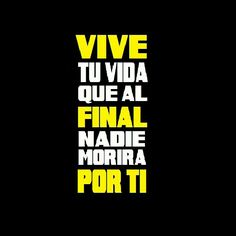 the words are written in yellow and white on a black background, which reads vive tuvida que al final nadde morra por it