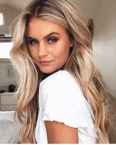 @jordansimek wearing her THICK Sitting Pretty Halo in col. Beige Blonde + Dark Blonde 613/10. Use the code ‘PINTEREST15’ for $15 off your Sitting Pretty Halo Hair Extensions ♡ sittingprettyhalohair.com Beige Blond, Easy Hairstyles Quick, Ombre Hair Extensions, Halo Hair Extensions, Dirty Blonde Hair, Halo Hair, Beige Blonde, Dark Blonde Hair, Blonde Hair Looks