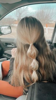 Preppy Aesthetic Hairstyles, 10 Minute Hairstyles For Medium Hair, One Bubble Braid With Hair Down, Bubble Braid Outfit Ideas, Hairstyles Bubble Hair, Beach Waves Hairstyles Half Up, Long Hairstyles Trendy, Cute Hairdos For Short Hair With Bangs, How To Do Cute Bubble Braids