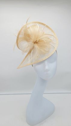 Beige (Natural) classic Kentucky derby and wedding fascinator. Vintage look and a classy finish. Great way to compliment your wedding, bridal shower, rehearsal dinner, cocktail party, or church outfits. - Fast Shipping - Rare find -Discount for group purchase. Reach out and let's know how I can help They come in other colors Magenta Color-- https://www.etsy.com/HatsandPearls/listing/762039958/magentafuschia-fascinator-wedding-hat?utm_source=Copy&utm_medium=ListingManager&utm_campaign=Share&utm_t Luxury Fitted Beige Fascinator, Fascinator Wedding, Pink And Red Dress, Kentucky Derby Fascinator, Pink Fascinator, Derby Fascinator, Wedding Fascinators, Church Hats, Church Outfits