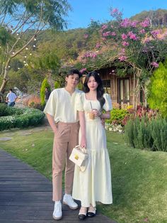 Cute Matching Clothes For Couples, Couple Brown Outfit, Color Cordinate Outfit Couple Ideas, Couple Pink Outfits, Dating Outfit Men, Asian Couple Outfits, Elegant Couple Outfits Classy, Color Cordinate Outfit Couple, Couple Matchy Outfits